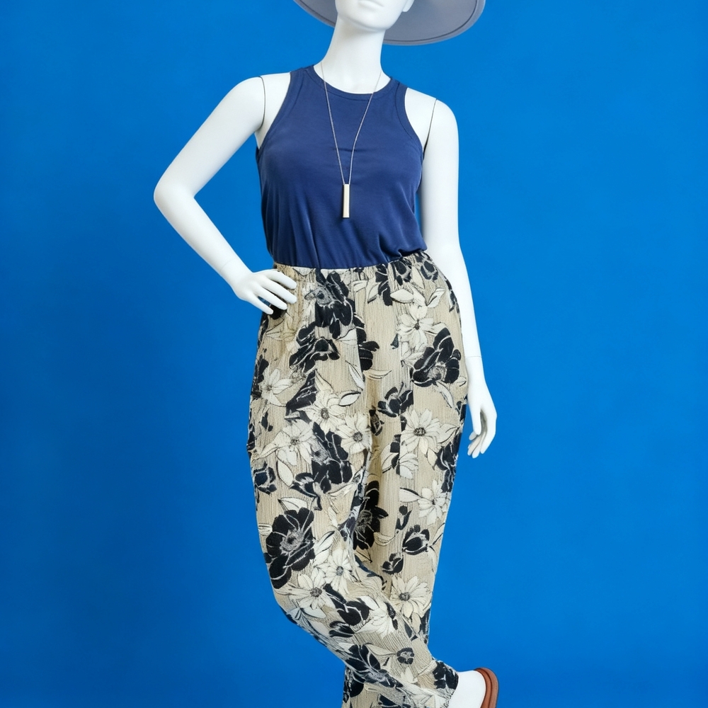 Black & White Floral Capri Pants